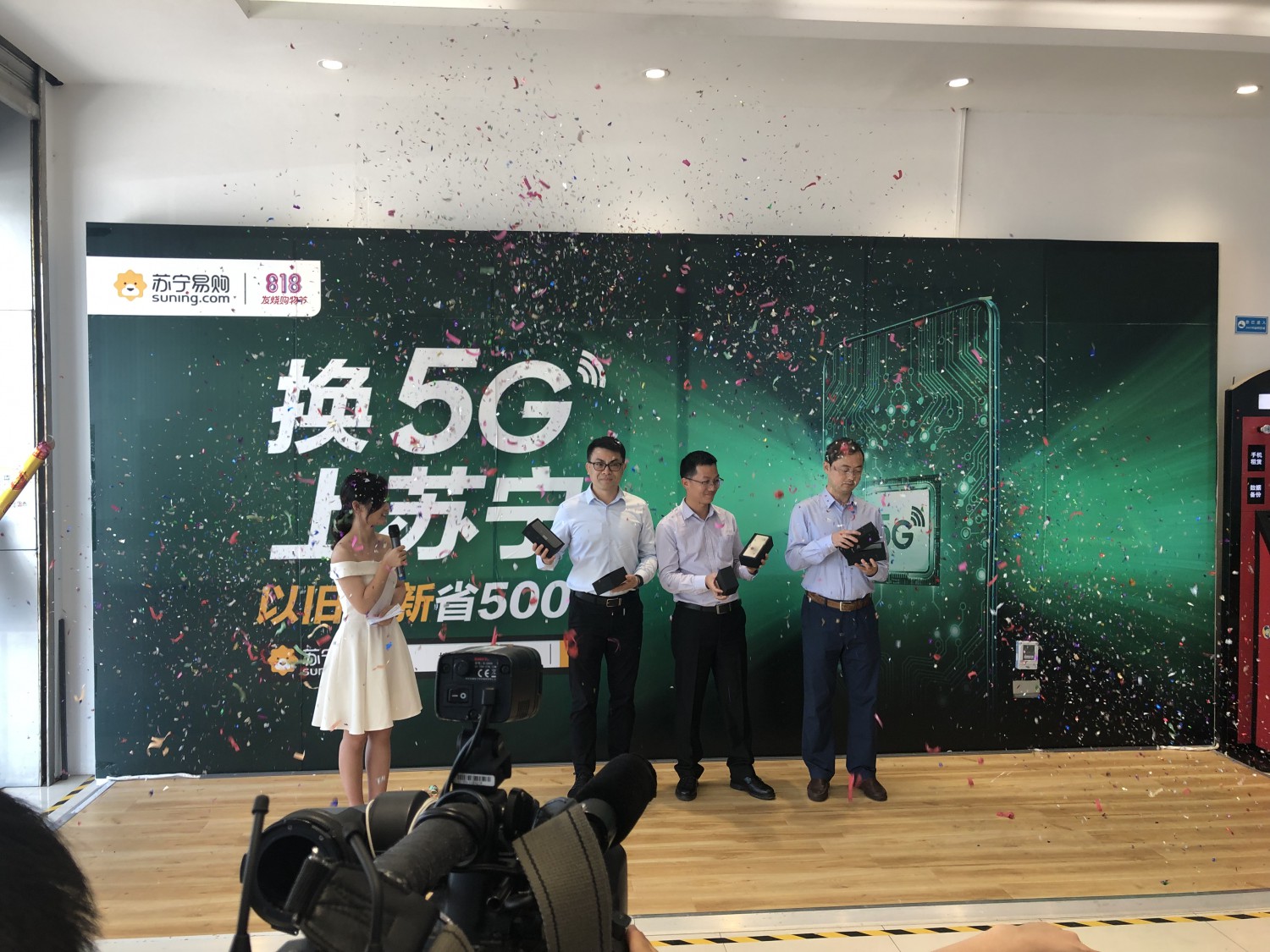 深圳5G手机第一人是他！在苏宁体验5G网速高达1959Mbps_行业观察_电商之家