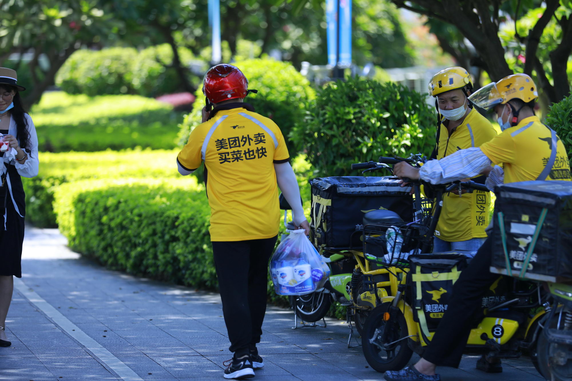 白岩松：愿外卖平台真诚地不把骑手当机器_O2O_电商之家